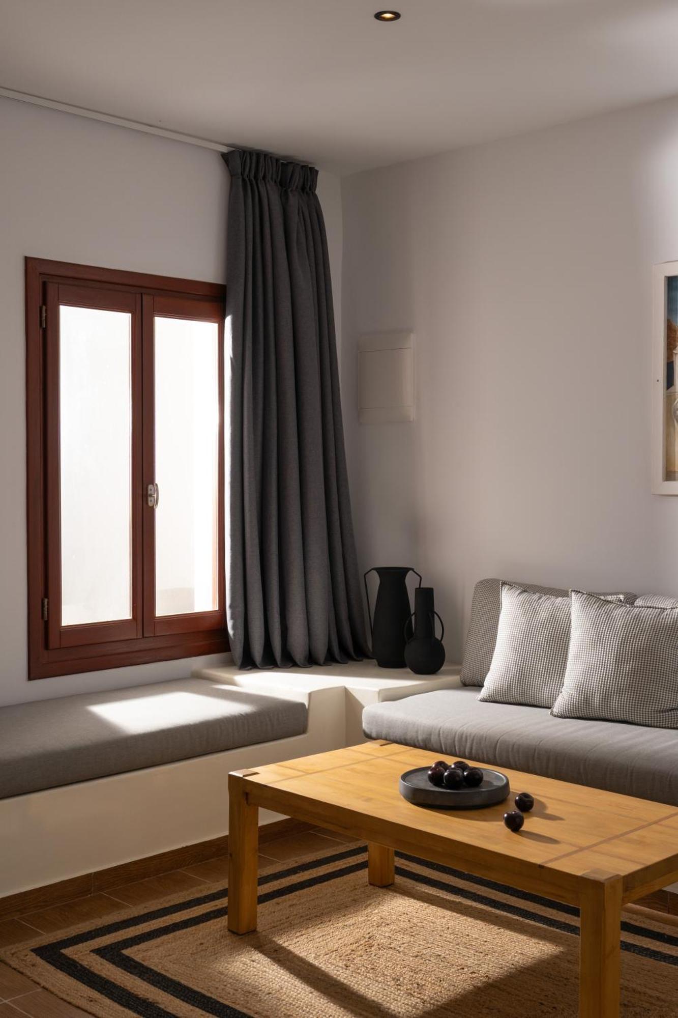 Splendour Hotel And Suites Фиростефани Екстериор снимка